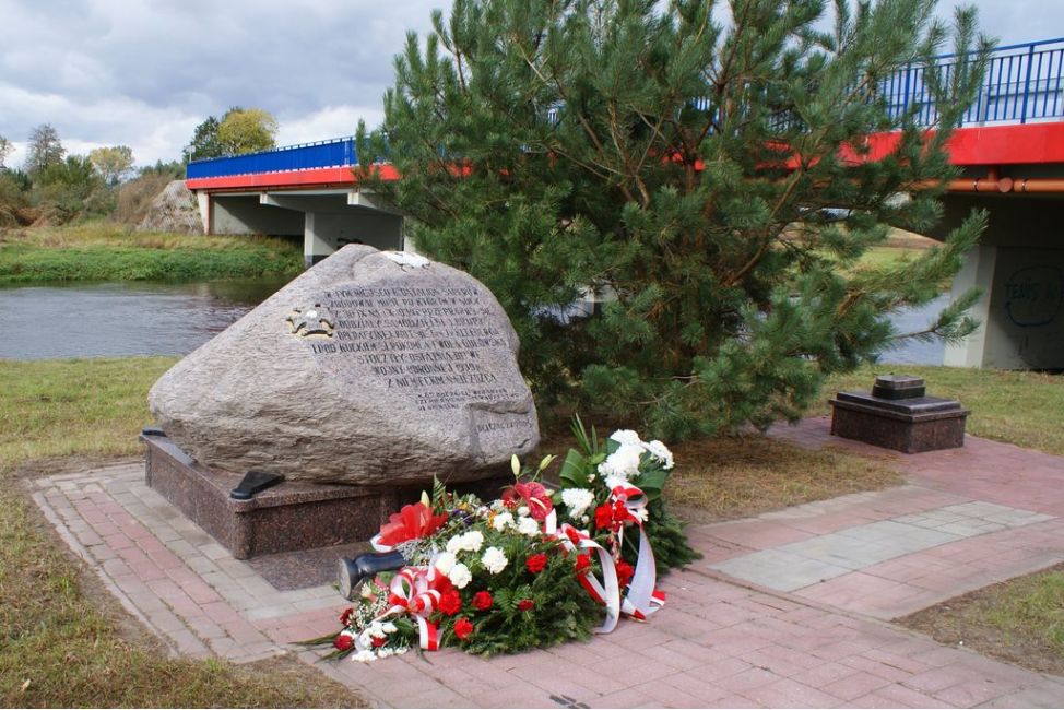 zdjęcie przedstawia kamień upamiętniający przeprawę wojsk generała Kleeberga przez rzekę Tyśmienice w Bełczącu