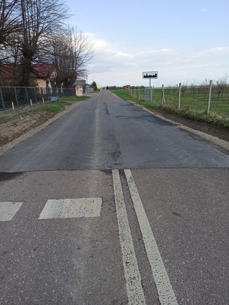 Grafika przedstawia naprawę nawierzchni asfaltowej na skrzyżowaniu drogi gminnej Nr 102057L