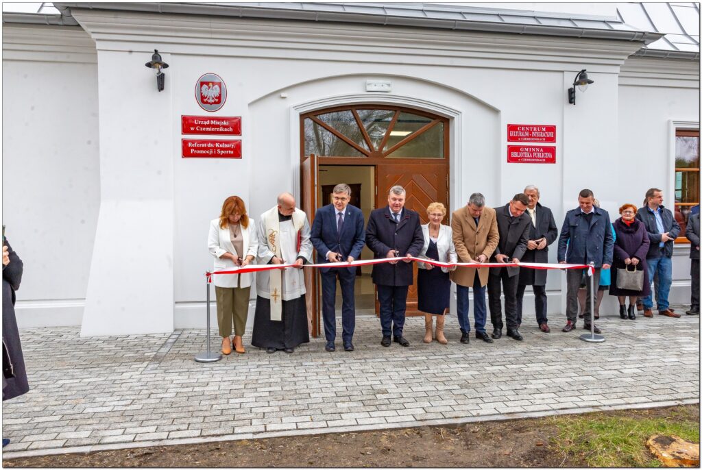 uroczyste przecięcie wstęgi inauguracyjnej